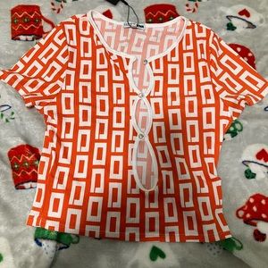 Crop top. Brand: Fashion nova Color: Orange & white  size: Medium